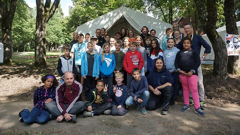 Das obligatorische Gruppenbild der Campteilnehmer mit Betreuern, der Vorstandschaft des Stadtjugendrings und Oberbürgermeister Sebastian Remelé.