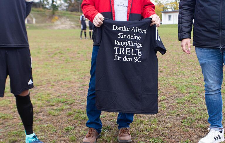 Auch der SC Stettfeld bedankt sich beim 84-Jährigen - mit einem bedruckten T-Shirt. Auch der SC Stettfeld bedankt sich beim 84-Jährigen - mit einem bedruckten T-Shirt. 