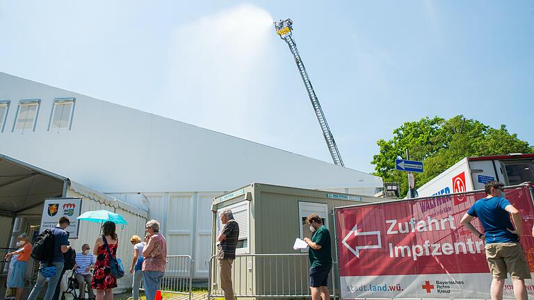 Die Feuerwehr musste das Zeltdach des Würzburger Impfzentrum an der Talavera beregnen, um die Temperatur drinnen zu senken. Freitagmittag haben die Verantwortlichen dann beschlossen, dass Impfzentrum für den Nachmittag wegen Überhitzung zu schließen.