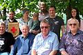 Auf dem Foto vordere Reihe sitzend: Bereitschaftsleiter Markus Städtler, Ehrenbereitschaftsleiter Walter Schneider, Bürgermeister Friedolin Link, Meinhard Keßler; hintere Reihe stehend: Lindenpflanzer von damals Philipp Orf, Sarah Martin mit Sohn Anton, Stephan Schubert, Katharina Bott; ganz hinten stehend: Freund und Unterstützer der BRK Ortsgruppe Walter Orf.