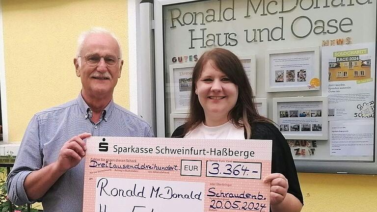 Im Bild: Vorsitzender der Eigenheimervereinigung Schraudenbach Reinhold Günther und Julia Schwalb, Assistentin der Ronald McDonald-Haus-Leitung.