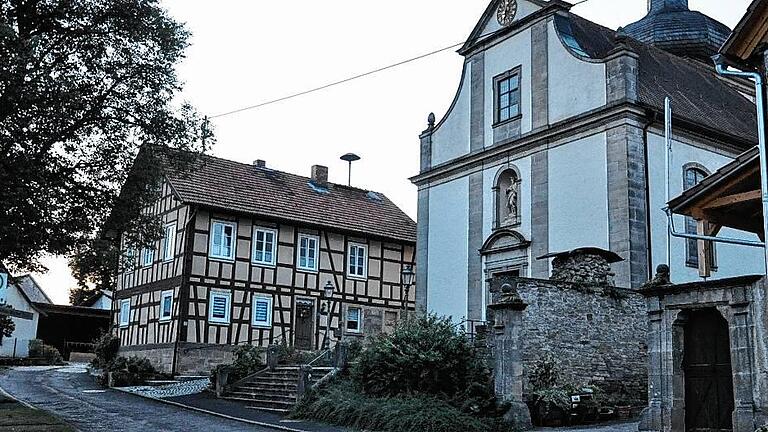 Die ehemalige Schule in Sulzdorf könnte zwei Wohnungen für anerkannte Flüchtlinge bekommen. Die ehemalige Schule in Sulzdorf könnte zwei Wohnungen für anerkannte Flüchtlinge bekommen.