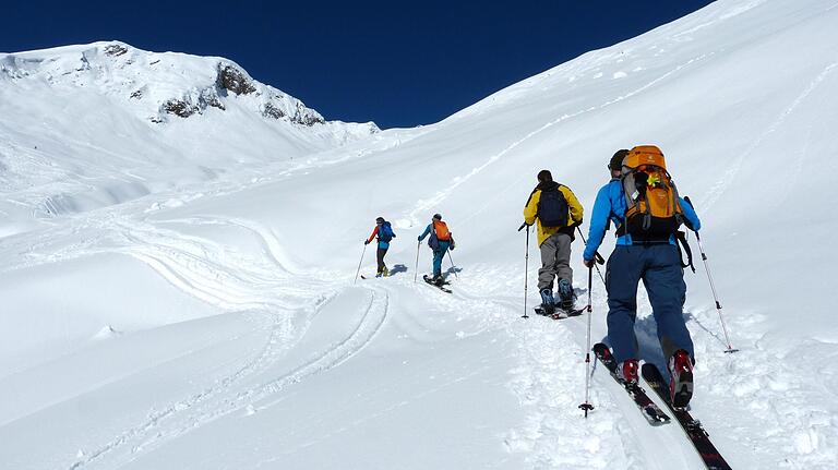Skitouren wie hier in den österreichischen Alpen werden immer beliebter. Das Problem: Die Wintersportler sind oft abseits der gesicherten Pisten unterwegs und unzureichend auf Lawinen vorbereitet. Skitouren wie hier in den österreichischen Alpen werden immer beliebter. Das Problem: Die Wintersportler sind oft abseits der gesicherten Pisten unterwegs und unzureichend auf Lawinen vorbereitet.