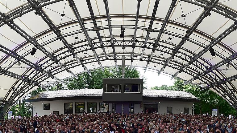 Hinter dem Zeltdach über dem Passionsspielgelände in Sömmersdorf liegen die Häuser der Anwohner, die wegen der Lärmbelastung gegen die Bespielung der Waldbühne außerhalb des Passionsjahres vorgehen. Der Interessenkonflikt ist eskaliert. Die Betroffenen erhielten jetzt Drohbriefe.