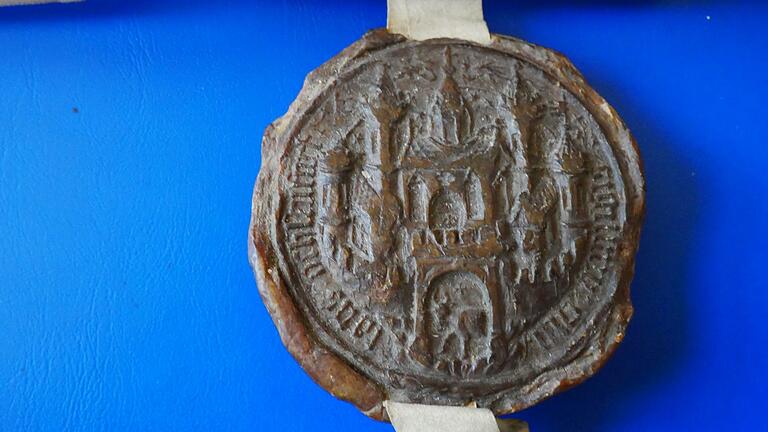 Das 5,8 cm große Stadtsiegel von Ochsenfurt an einer Urkunde vom 17. August 1436. Das 5,8 cm große Stadtsiegel von Ochsenfurt an einer Urkunde vom 17. August 1436.