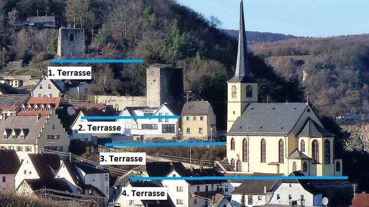 Die Burg wurde auf vier verschiedenen, künstlich angelegten Terrassen gebaut. Die Burg wurde auf vier verschiedenen, künstlich angelegten Terrassen gebaut. 