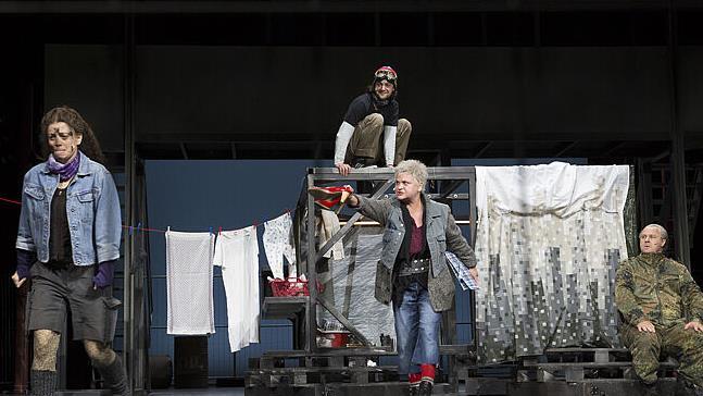 Mutter Courage (in der Mitte im Vordergrund: Anja Stange) mit ihren drei Kindern am prekären Rand des Kriegsgeschehens in einem Konflikt unserer Tage. Foto: H. Dietz - Mutter Courage (in der Mitte im Vordergrund: Anja Stange) mit ihren drei Kindern am prekären Rand des Kriegsgeschehens in einem Konflikt unserer Tage. Foto: H. Dietz Mutter Courage (in der Mitte im Vordergrund: Anja Stange) mit ihren drei Kindern am prekären Rand des Kriegsgeschehens in einem Konflikt unserer Tage. Foto: H. Dietz - Mutter Courage (in der Mitte im Vordergrund: Anja Stange) mit ihren drei Kindern am prekären Rand des Kriegsgeschehens in einem Konflikt unserer Tage. Foto: H. Dietz