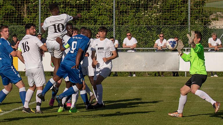 Samba Jallow (Nummer Neun in Blau) köpft zum 1:0 für den TSV Sulzfeld ein. Der Stürmer erzielte alle drei Tore im Relegationsspiel gegen Lindleinsmühle.