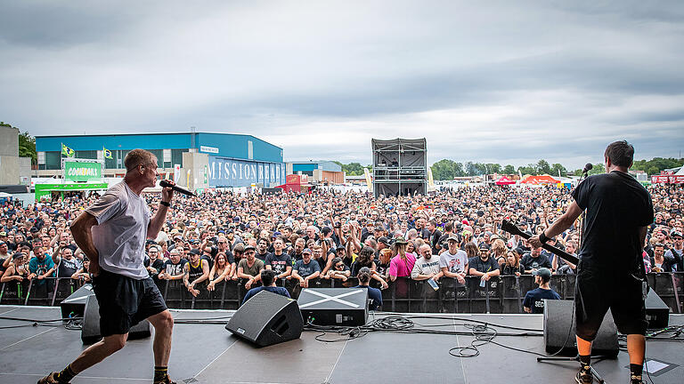 Auf der Bühne begeistert die Band 'Dog eat Dog' das Publikum. Knapp 4000 Menschen besuchen das Mission Ready Festival am Samstag 01.07.23 am Flugplatz von Giebelstadt.