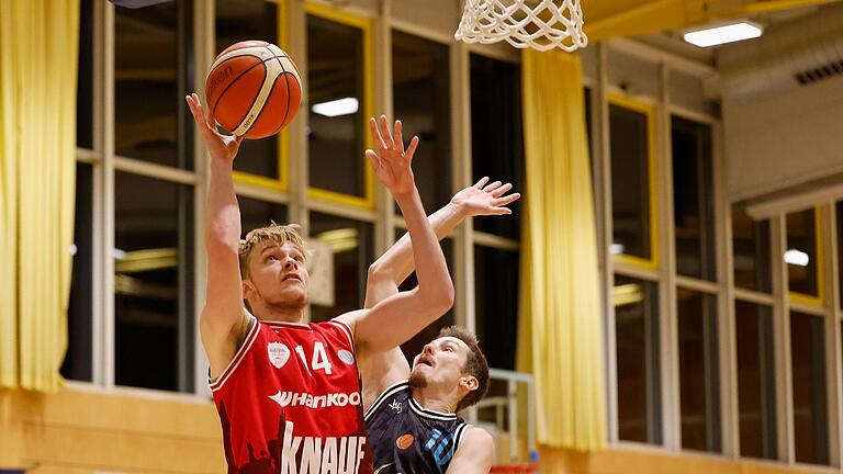 Jonas Engelhart (vorne) im Trikot der Würzburg Baskets Akademie beim Korbleger gegen Max Heckel von der TG Sprintis Veitshöchheim.