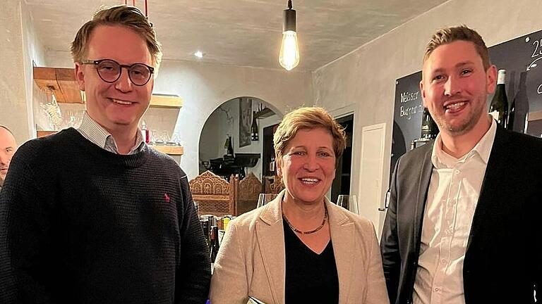 Moderator Dominik Martin (links) gemeinsam mit dem Gastgeber und JU-Stadtverbandsvorsitzenden Marco Hess (rechts) sowie der Ministerin für Landesentwicklung und Wohnen Nicole Razavi.