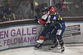 Kevin Heckenberger (hinten) vom ERV Schweinfurt im Duell mit Ulms Matteo Miller, der mit seinem Team aktuell die Nase vorn hat.