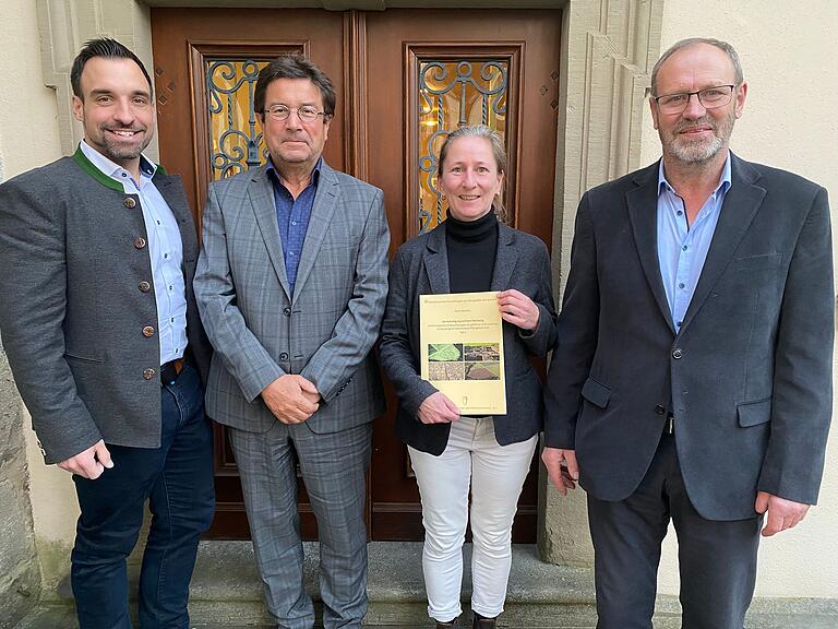 Beeindruckende Ergebnisse ihrer jahrelangen Arbeit auf dem Veitsberg legt Petra Wolters jetzt in Buchform der Öffentlichkeit vor. Dafür gab es viel Lob von (von links) Bürgermeister Michael Werner und 'Doktorvater' Peter Ettel sowie dem Sälzer Bürgermeister Martin Schmitt. Beeindruckende Ergebnisse ihrer jahrelangen Arbeit auf dem Veitsberg legt Petra Wolters jetzt in Buchform der Öffentlichkeit vor. Dafür gab es viel Lob von (von links) Bürgermeister Michael Werner und 'Doktorvater' Peter Ettel sowie dem Sälzer Bürgermeister Martin Schmitt.