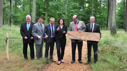 ger ruheforst       -  MdB Dorothee Bär zerschnitt das Band zur offiziellen Eröffnung des Ruheforsts Maintal bei Obertheres. Mit im Bild (von links): Jost Arnold, Geschäftsführer der Ruheforst GmbH, MdL Steffen Vogel, Bürgermeister Matthias Schneider, der Betreiber Achim Graf von Beust und der stellvertretende Landrat Michael Ziegler.