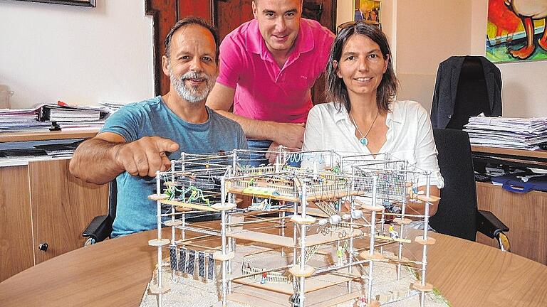 Gunter und Carmen Schuppe (vorne) planen bei Eibelstadt einen Hochseilgarten. Bürgermeister Markus Schenk befürwortet das Vorhaben. Gunter und Carmen Schuppe (vorne) planen bei Eibelstadt einen Hochseilgarten. Bürgermeister Markus Schenk befürwortet das Vorhaben.