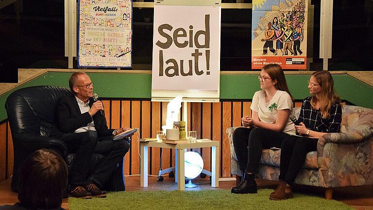 Studentenpfarrer Burkhard Hose sprach am Donnerstag im Friedrich-List-Gymnasium mit Katharina Scheblein und Paula Greb (von links) vor einem rund 90-köpfigen Publikum über sein Buch &bdquo;Seid laut!&rdquo;, in dem er für ein politisch engagiertes Christentum eintritt.