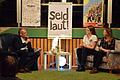 Studentenpfarrer Burkhard Hose sprach am Donnerstag im Friedrich-List-Gymnasium mit Katharina Scheblein und Paula Greb (von links) vor einem rund 90-köpfigen Publikum über sein Buch &bdquo;Seid laut!&rdquo;, in dem er für ein politisch engagiertes Christentum eintritt.