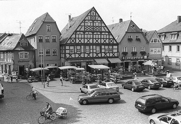 In den achtziger und neunziger Jahren stehen an der Südseite des Platzes quadratische Pflanzbeete, die zugleich auch Sitzmöglichkeit sind.