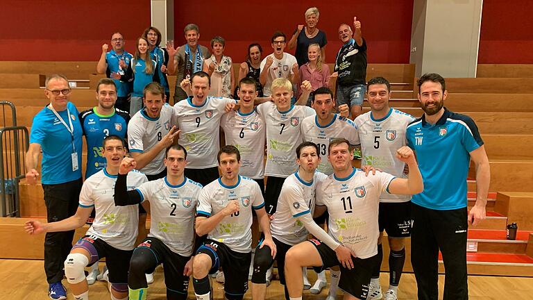 Eine starke Truppe: Mit vier Punkten - dank zweier Tiebreak-Siege - kamen die Hammelburg Volleys mit ihren treuen Fans von ihrem Sachsen-Double zurück. Foto: Olly Wendt       -  Eine starke Truppe: Mit vier Punkten - dank zweier Tiebreak-Siege - kamen die Hammelburg Volleys mit ihren treuen Fans von ihrem Sachsen-Double zurück. Foto: Olly Wendt