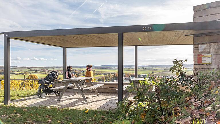 Der Terroir-f-Punkt in Markt Einersheim bietet einen Blick weit ins Land hinein. Dort lässt sich in idyllischer Umgebung sitzen, picknicken oder etwas über die Geschichte des Weinbaus lernen.