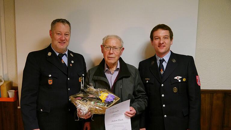 Für 60-jährige Mitgliedschaft im Feuerwehrverein Schondra wurde Anton Ebert (Mitte) von den neuen stellvertretenden Vorsitzenden Rainer Förg (links) und Marko Schaab mit einer Urkunde und einem Präsent geehrt.       -  Für 60-jährige Mitgliedschaft im Feuerwehrverein Schondra wurde Anton Ebert (Mitte) von den neuen stellvertretenden Vorsitzenden Rainer Förg (links) und Marko Schaab mit einer Urkunde und einem Präsent geehrt.