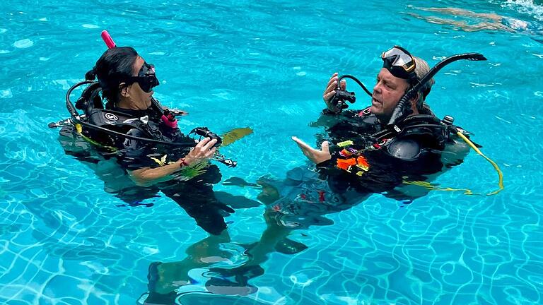 Bei einer deutschen Tauchschule in Thailand bringt Mario Keding Touristinnen und Touristen das Tauchen bei. Bei einer deutschen Tauchschule in Thailand bringt Mario Keding Touristinnen und Touristen das Tauchen bei.