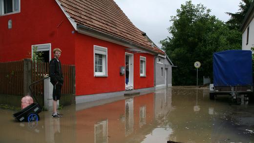 Hochwasser im Landkreis       -  Land unter in Wiesentheid: Blick in die Badersgasse in der Ortsmitte, am Bach.