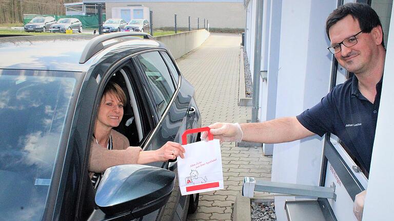 Medikamente am Drive-In-Schalter in Wiesentheid: Nicht nur Patricia Warta bevorzugt zur Zeit diese Lösung, anstatt die Apotheke von Johannes Lechner zu betreten.