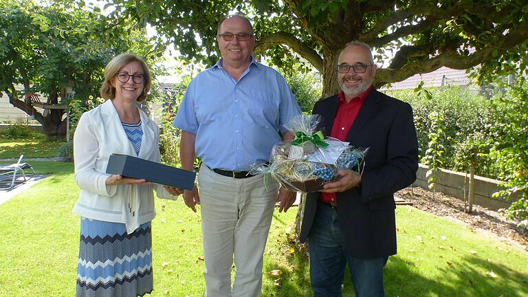 Lothar Nagel (Mitte) erhielt von Bürgermeister Volker Schmitt und der stellvertretenden Landrätin Susanne Knof ein Geburtstagspräsent.