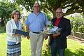 Lothar Nagel (Mitte) erhielt von Bürgermeister Volker Schmitt und der stellvertretenden Landrätin Susanne Knof ein Geburtstagspräsent.