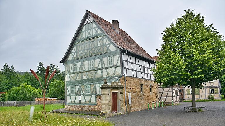 Bei der Renovierung des Fachwerks am Haus Oberhohenried wurden  große Schäden an der Wetterseite festgestellt. Die Arbeiten konnten durch hauseigene Fachkräfte durchgeführt werden.