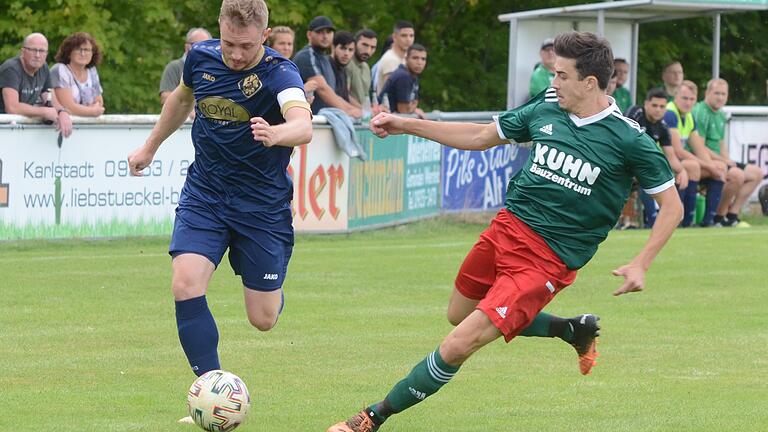 Szene aus dem Hinspiel in Karlstadt: FV-Spieler Tim Hofbauer (links) führt den Ball, verfolgt vom Homburger Alexander Hartmann. Wie im ersten Duell im September, so gewann der TSV auch das zweite Aufeinandertreffen.