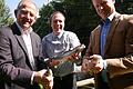 Zertifzierung Fischzucht Hein       -  Bezirktagspräsident Edwin Dotzel (links) sowie Michael Kolahsa von der Fischereifachberatung des Bezirks (links) begutachten mit Christoph Hein dessen fangfrische Saiblinge.Heike Beudert
