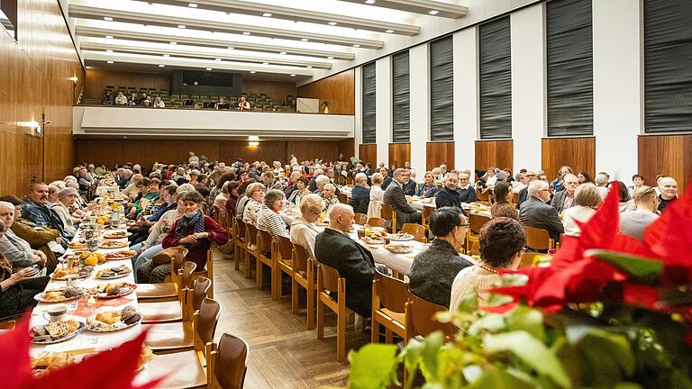 Zahlreiche Menschen besuchen an Heiligabend die Weihnachtsfeier für Alleinstehende und Bedürftige in der Stadthalle in Schweinfurt.