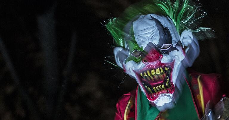 Menschen als Horrorclown in Angst und Schrecken zu versetzen, 'hat nichts mehr mit einem Streich zu tun', warnt die Polizei. Menschen als Horrorclown in Angst und Schrecken zu versetzen, 'hat nichts mehr mit einem Streich zu tun', warnt die Polizei.