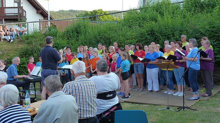 'Ich wollte nie erwachsen sein': Der Wombacher Chor Inspirations unter Leitung von Hubert Hoche und der Kinderchor Young Voices um Michael Albert (Klavier) sangen in Lohr aus dem Erfolgsmusical 'Tabaluga' von Peter Maffay. 'Ich wollte nie erwachsen sein': Der Wombacher Chor Inspirations unter Leitung von Hubert Hoche und der Kinderchor Young Voices um Michael Albert (Klavier) sangen in Lohr aus dem Erfolgsmusical 'Tabaluga' von Peter Maffay.