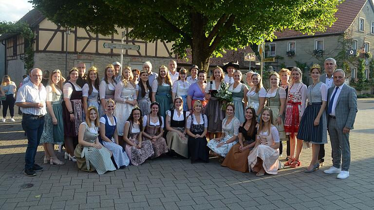 Zahlreiche Ehrengäste konnten Weinprinzessin Marina I. (Marina Kleespies) und Bürgermeisterin Nicole Weissenseel-Brendler zur Eröffnung der dritten Weinmomente in Dingolshausen willkommen heißen. Jene Weinmomente lösten das traditionelle Weinfest am Sportgelände ab. Zahlreiche Ehrengäste konnten Weinprinzessin Marina I. (Marina Kleespies) und Bürgermeisterin Nicole Weissenseel-Brendler zur Eröffnung der dritten Weinmomente in Dingolshausen willkommen heißen. Jene Weinmomente lösten das traditionelle Weinfest am Sportgelände ab.