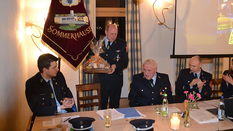 Mit großem Dank und Applaus verabschiedete die Versammlung Helmut Schwarz (zweiter von rechts) in den Feuerwehr-Ruhestand. Kommandant Christian Baumann (zweiter von links) würdigte seinen langjährigen Einsatz als Gruppenführer sowie als Jugendwart, in der er die Sommerhäuser Jugendfeuerwehr maßgeblich prägte.