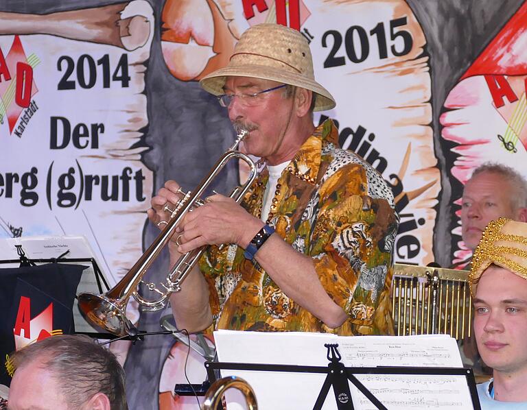 Beste sinfonische Blasmusik bot das Auswahlorchester in der Mehrzeweckhalle von Laudenbach. Der Gründer und langjährige Dirigent Dieter Beier bot ein meisterhaftes Solo.