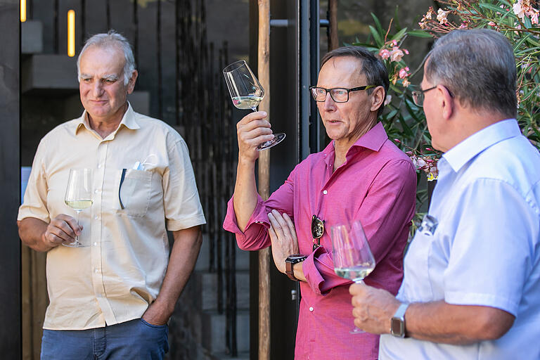 Vinophile Fachgespräche bei der Sommer-Tour des Bezirk Unterfranken im Weingut Rainer Sauer in Escherndorf. Von links: Rainer Sauer, Hermann Mengler und Erwin Dotzel. Vinophile Fachgespräche bei der Sommer-Tour des Bezirk Unterfranken im Weingut Rainer Sauer in Escherndorf. Von links: Rainer Sauer, Hermann Mengler und Erwin Dotzel. 