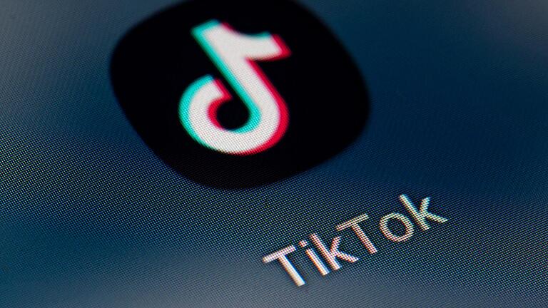 Auf der Videoplattform TikTok bestreiten Jugendliche oft Challenges. Manche können gefährlich sein. Auf der Videoplattform TikTok bestreiten Jugendliche oft Challenges. Manche können gefährlich sein.