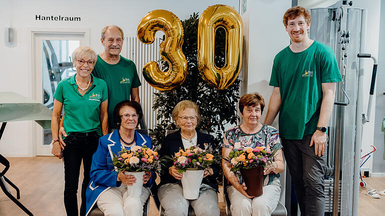 30-jähriges Bestehen (von links): Dagmar Breitschafter (Kursleiterin),&nbsp; Klaus Hock (Inhaber), Mathilde Zang, Tilly Roth, Gudrun Richter (Mitglieder) und Geschäftsführer Markus Kirchner.