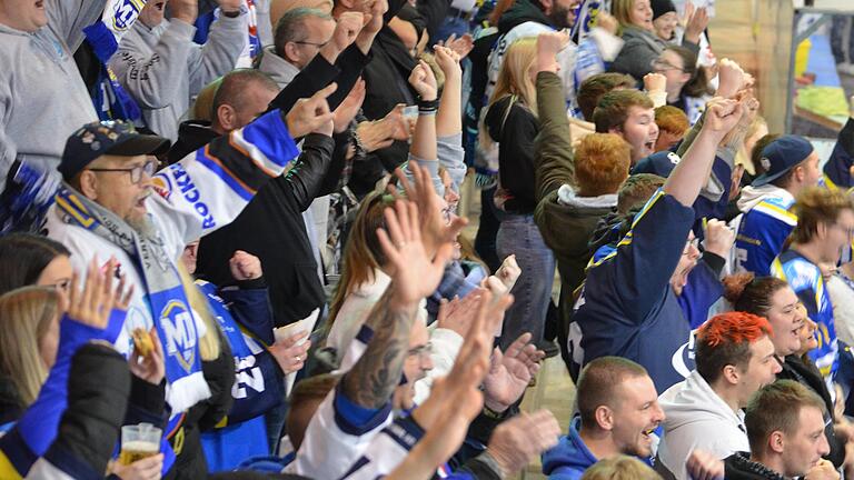 Bekamen ein spektakuläres Spiel gegen Tabellenführer TSV Peißenberg geboten: Die Fans der Schweinfurter Mighty Dogs hatten trotz der Niederlage oftmals Grund zum Jubeln. Bekamen ein spektakuläres Spiel gegen Tabellenführer TSV Peißenberg geboten: Die Fans der Schweinfurter Mighty Dogs hatten trotz der Niederlage oftmals Grund zum Jubeln.