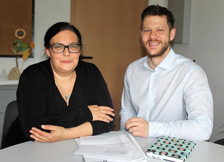 Gehen in der Seniorenresidenz in Wiesentheid (Lkr. Kitzingen) konsequent einen Weg mit ausländischen Pflegekräften: Ausbildungsleiterin Janina Klipp-Sebold und Geschäftsführer Sebastian Preißner. Gehen in der Seniorenresidenz in Wiesentheid (Lkr. Kitzingen) konsequent einen Weg mit ausländischen Pflegekräften: Ausbildungsleiterin Janina Klipp-Sebold und Geschäftsführer Sebastian Preißner.