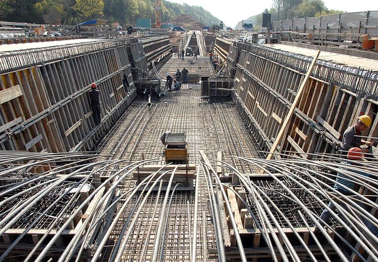 Die alte Haseltalbrücke im Landkreis Main-Spessart wurde erst 2010 abgerissen. Hier ein Archivfoto des Ausbaus von 2011. Die alte Haseltalbrücke im Landkreis Main-Spessart wurde erst 2010 abgerissen. Hier ein Archivfoto des Ausbaus von 2011.