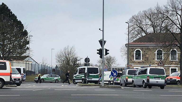 Bei einer Wohnungsräumung eines Gerichtsvollziehers im Jahr 2018 wurden in der Euerbacher Straße in Schweinfurt hochexplosive Chemikalien entdeckt, rund 100 Menschen mussten entsorgt werden. Die Person, die das damals verursachte und dafür verurteilt wurde, stand nun wieder vor Gericht wegen ähnlicher Delikte. Bei einer Wohnungsräumung eines Gerichtsvollziehers im Jahr 2018 wurden in der Euerbacher Straße in Schweinfurt hochexplosive Chemikalien entdeckt, rund 100 Menschen mussten entsorgt werden. Die Person, die das damals verursachte und dafür verurteilt wurde, stand nun wieder vor Gericht wegen ähnlicher Delikte.