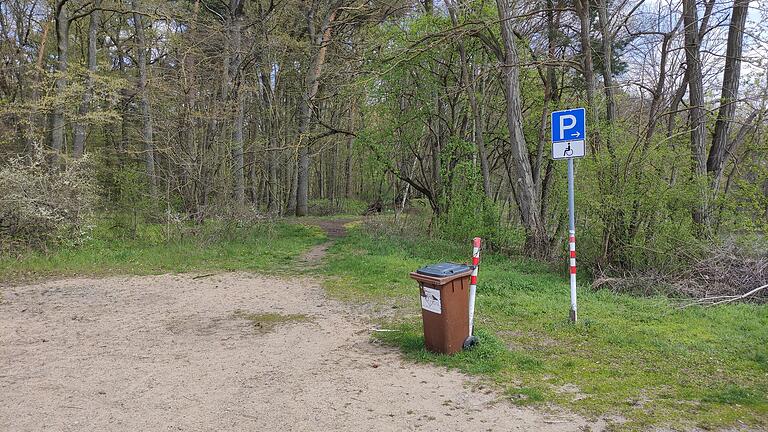 Vom Parkplatz geht man Richtung Baggersee, zweigt am Ende der Parkplätze aber rechts ab. Vom Parkplatz geht man Richtung Baggersee, zweigt am Ende der Parkplätze aber rechts ab.