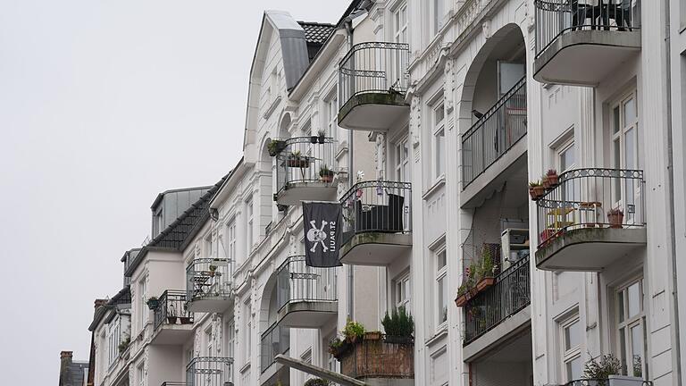 Immobilienmarkt       -  In Hamburg haben Wohnungskäufer vergangenes Jahr durchschnittlich weniger Geld als 2023 gezahlt. (Illustration)