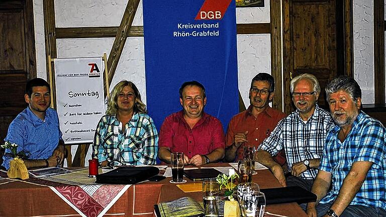 Der DGB diskutierte mit dem Kreisverbandsvorsitzenden Thorsten Raschert (dritter von links) in der Rathschenke zur aktuellen Kampagne &bdquo;Gute Arbeit&ldquo;.