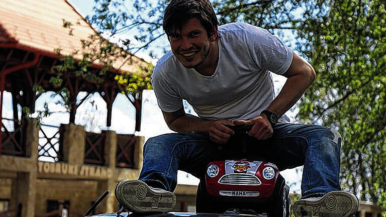 Mit dem Auto auf dem Auto: In Istanbul nahm Jan Schmitt an einem Bobbycar-Rennen auf der ehemaligen Pferderennbahn teil. Mit dem Auto auf dem Auto: In Istanbul nahm Jan Schmitt an einem Bobbycar-Rennen auf der ehemaligen Pferderennbahn teil.